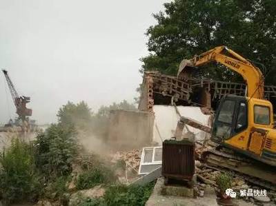 高溫下的堅守 繁昌縣防汛進行時中的建筑物拆除作業